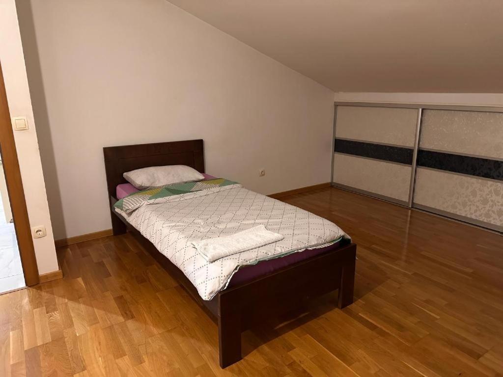 Rooms Near The Airport 塞拉耶佛 外观 照片